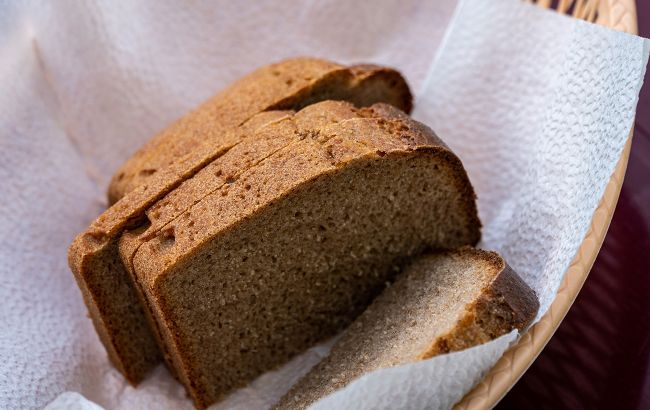 Що приготувати з торішнього черствого хліба: не поспішайте його викидати