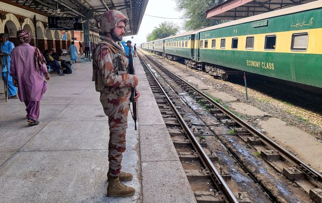 Вибух на вокзалі в Пакистані призвів до десятків жертв та поранених
