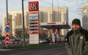 У Москві та Петербурзі водії вже відчули наслідки ударів по НПЗ (відео)