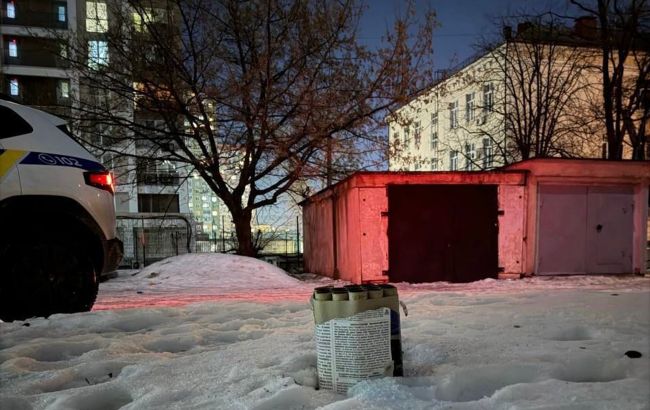 "Нашел на улице": в Киеве подросток запустил салют, теперь его родителями занимается полиция