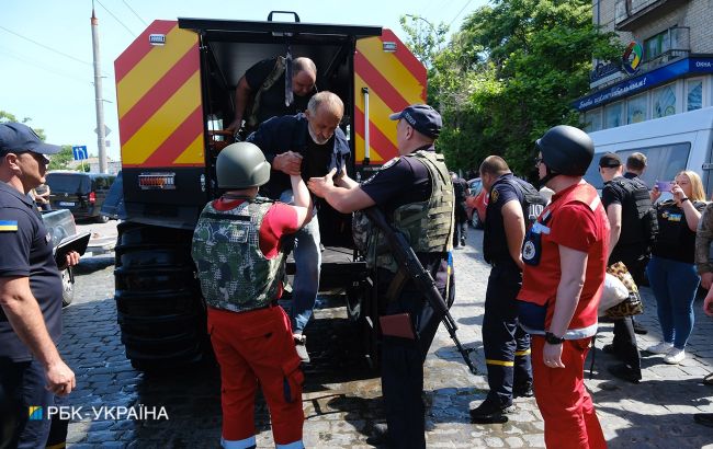 У Херсоні окупанти знову обстріляли рятувальників під час евакуації людей