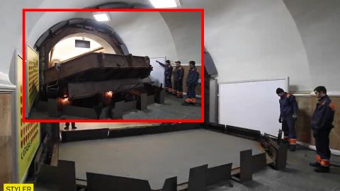 Смотрите, как в метро Киева работает гермозатвор на случай ядерной войны или наводнения (видео)