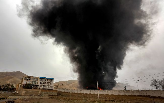 Перемир'я зірвано? Іран заявив про удари по НПЗ: з'явилось відео