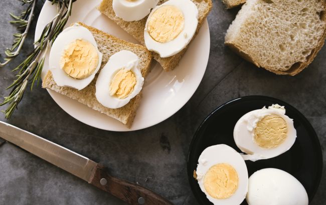 Як почистити варене яйце за 2 секунди: ви цей спосіб точно не використовували раніше