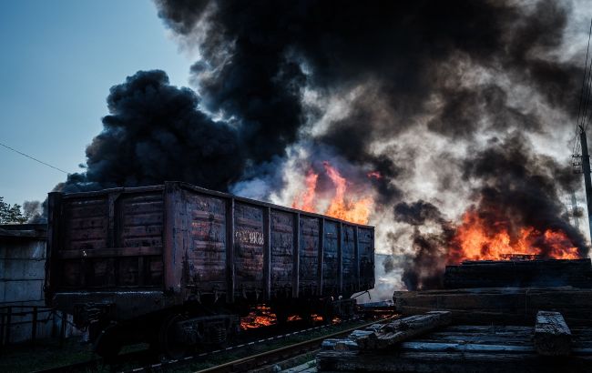 Партизаны подожгли систему управления железной дорогой под Луганском (видео)