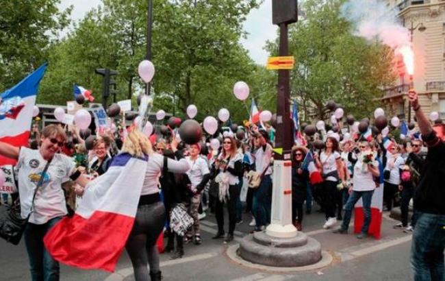 В Париже прошла демонстрация женщин в поддержку полицейских и против насилия