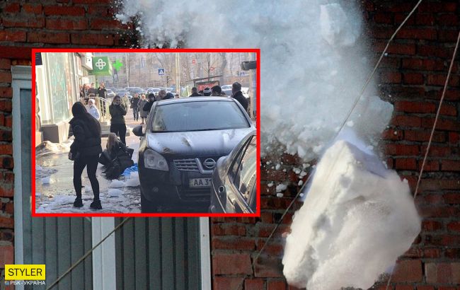 В центрі Києва на дівчину впала величезна брила льоду: її намагаються врятувати пішоходи (фото)