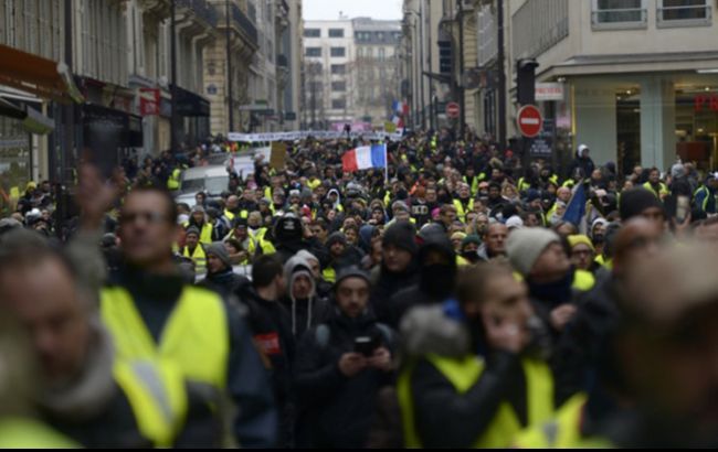 В Париже до 30 тысяч человек приняли участие в протесте профсоюзов и "желтых жилетов"