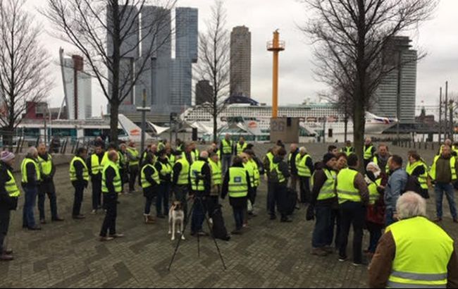 В Нидерландах "желтые жилеты" провели мирную акцию протеста