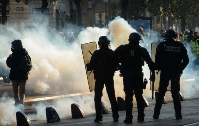 Протесты в Париже: полиция применила слезоточивый газ