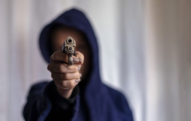 У центрі Луцька дівчина влаштувала "тир": одна з куль влучила у тролейбус (відео)