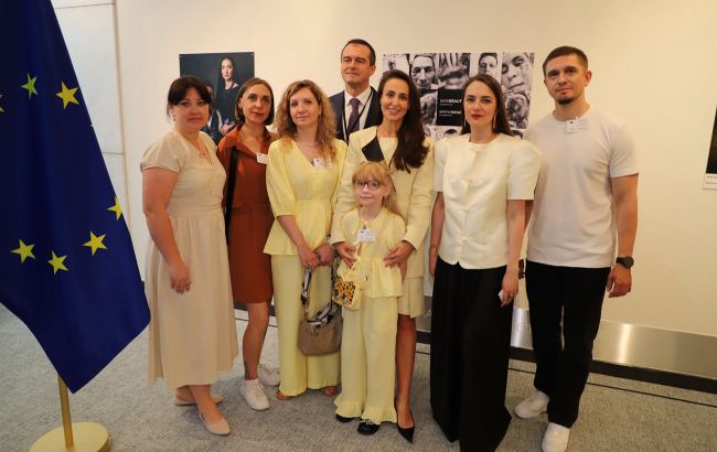 Портрети війни. У Брюсселі показали проєкт про українців, які відновлюють обличчя після поранень