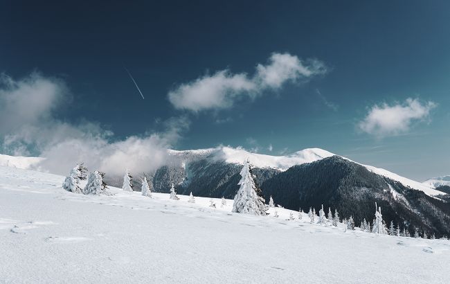 Карпаты завалило снегом и ударил мороз: потрясающие фото вершин