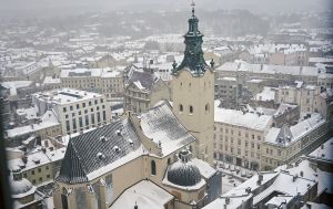 У центрі Львова розбиті вітражі у храмі святих Ольги та Єлизавети після удару Росії (відео)