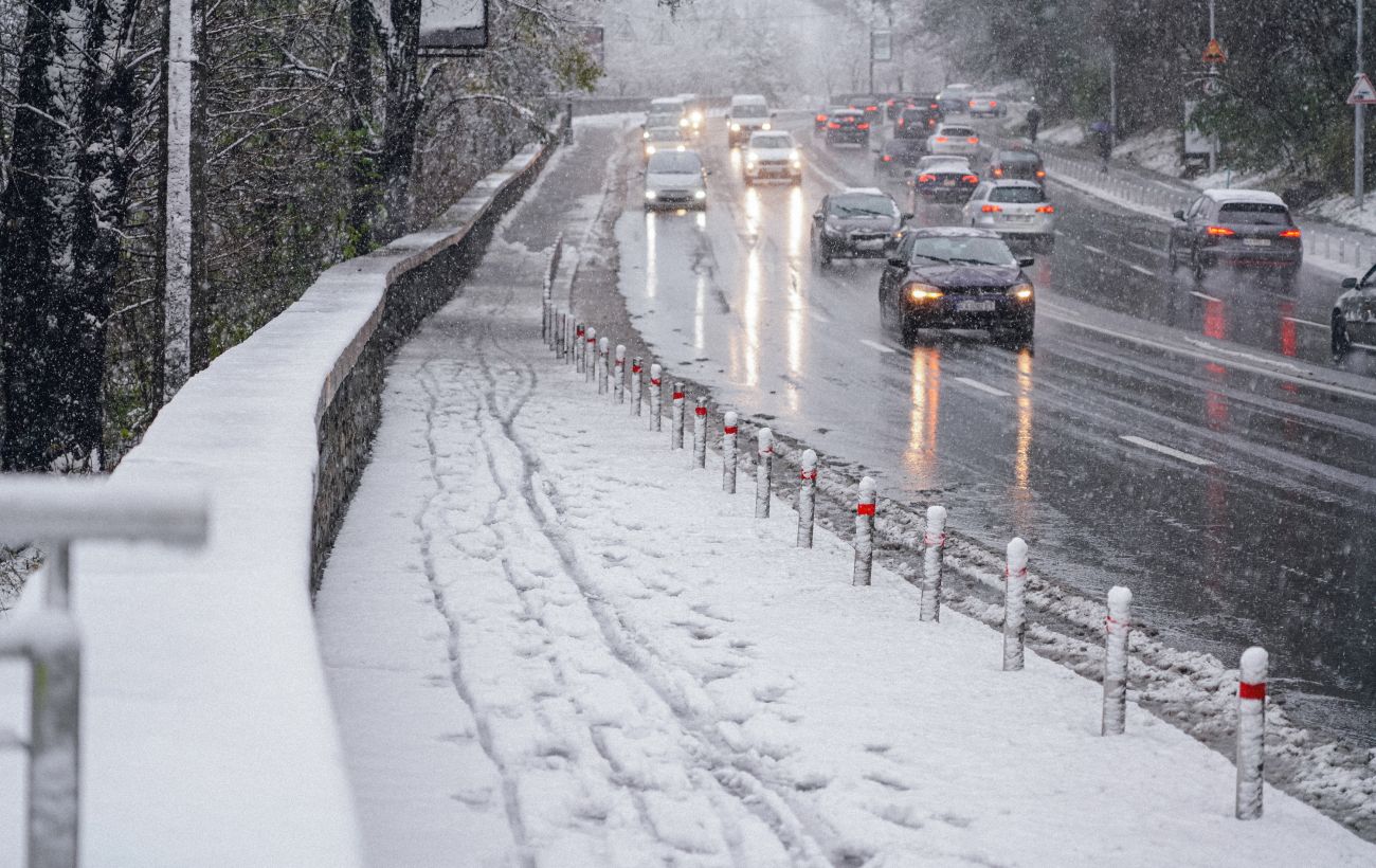 Сніг, ожеледиця й шквали: синоптики попередили про небезпечну погоду в Україні 30 грудня