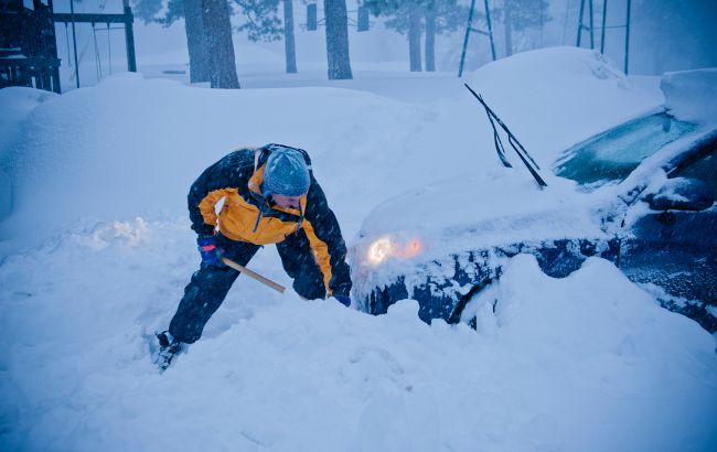 Должны быть в каждом авто: 4 вещи, которые спасут водителей во время снегопада