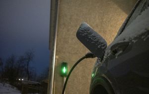 Маєте електромобіль, але живете в квартирі? Як заряджати його вдома безпечно й законно