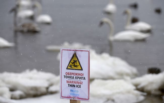 На водоймах стає небезпечно: де з'явиться перший лід і що радять у ДСНС