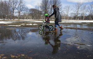 Весна на порозі: де в Україні на вихідних замість теплих курток готувати гумові чоботи