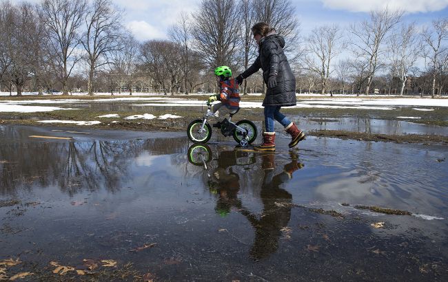 Весна на порозі: де в Україні на вихідних замість теплих курток готувати гумові чоботи