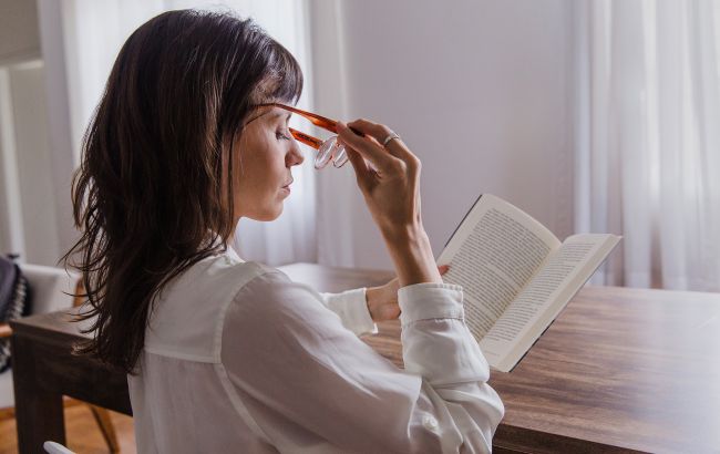Чи погіршиться зір, якщо читати при поганому світлі: розвіяно популярний міф