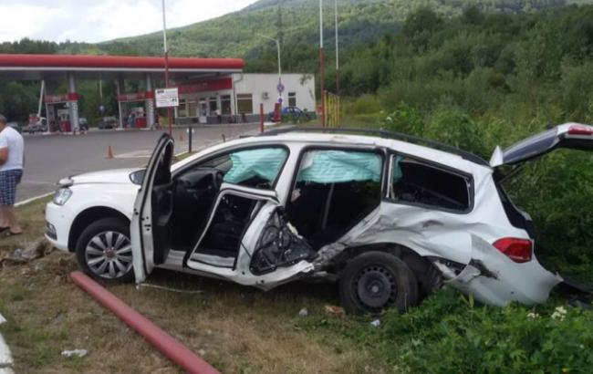 На Закарпатье Volkswagen столкнулся с патрульным авто, есть пострадавшие