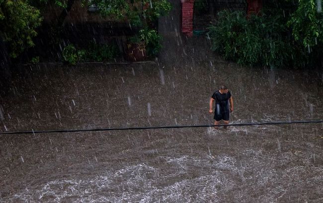 В Киеве мощный ливень затопил улицы: видео последствий непогоды