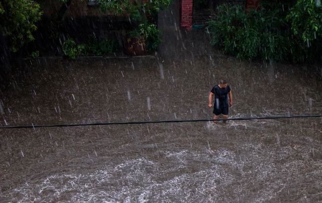 Грозы, град и шквалы до 20 м/с: какие регионы Украины накроет непогода