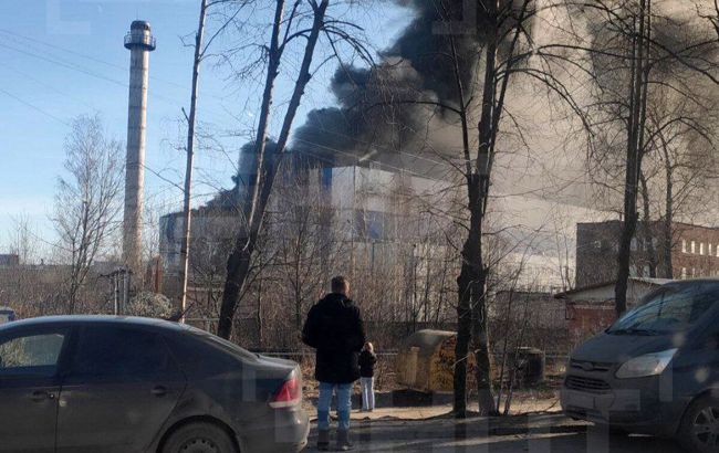 В Петрозаводске загорелся судостроительный завод: детали и первые кадры