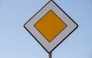 Нужно ли включать поворотник, если возвращаете по главной дороге: ответ есть в ПДД