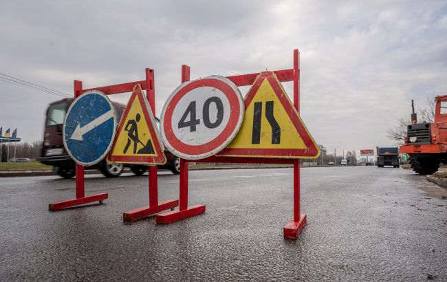 Из-за аварии на коллекторе в Дарницком районе Киева водителей предупредили о пробках на дороге