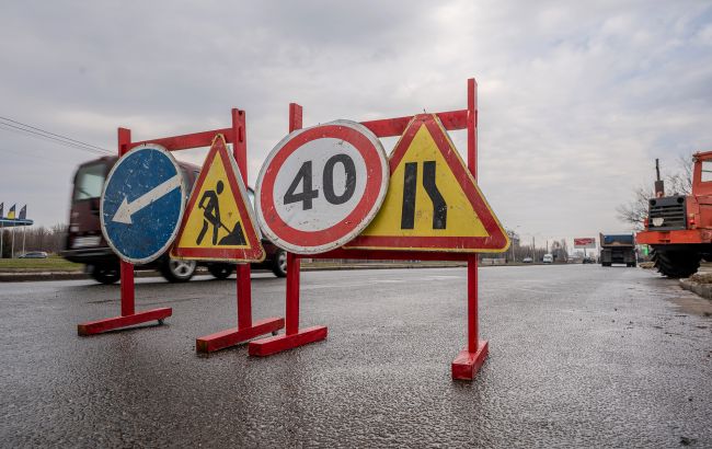 У Києві обмежують рух важливим мостом: що варто знати водіям