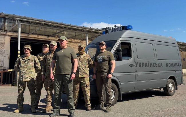 Эвак для героев: "Украинская команда" передала спецтранспорт медикам Kraken (видео)