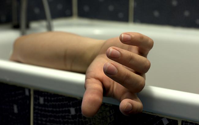 "Стоячи на колінах": у Миколаєві виявили труп жінки у ванній