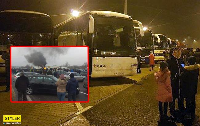 Протест "евробляхеров": на границе застряло три автобуса с детьми