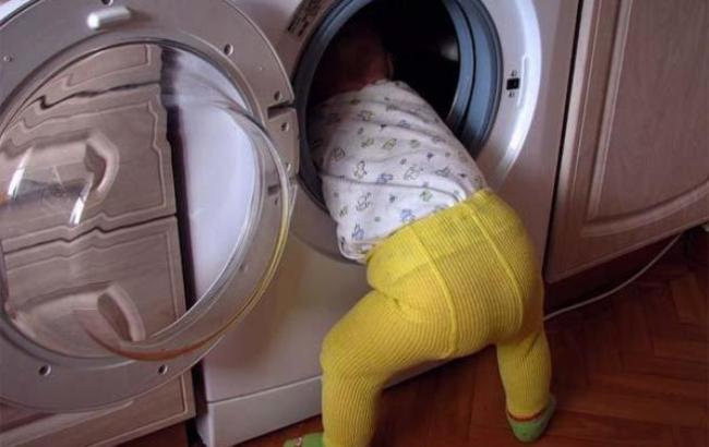 В Китае двухлетняя девочка застряла в стиральной машине