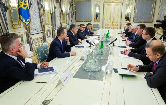 Порошенко і міністри трьох країн ЄС обговорили посилення тиску на Росію