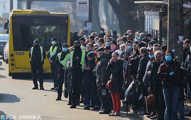 Транспортный коллапс и 100-метровые очереди: второй день без метро в Киеве