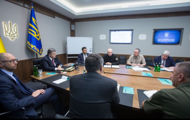 Порошенко провел совещание с силовиками по поводу столкновений возле Рады