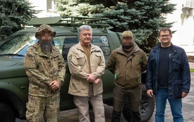 Порошенко передав пікап бійцям чеченського батальйону імені Шейха Мансура