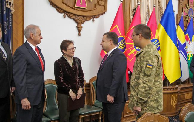 Полторак проінформував Йованович про підготовку до відбиття агресії РФ