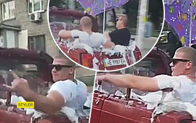 Джакузі-мобіль: у Дніпрі помітили незвичайний автомобіль з басейном