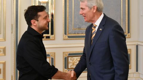 Зеленский обсудил с сенатором США усиление давления на Россию