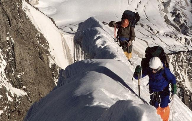 ГосЧС просит граждан воздержаться от походов в горы из-за опасности схода лавин