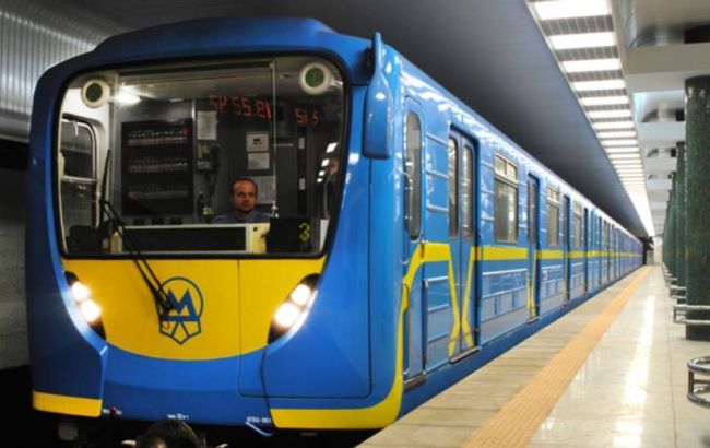 Попавший под поезд на станции метро "Лыбидская" мужчина совершил суицид, - МВД