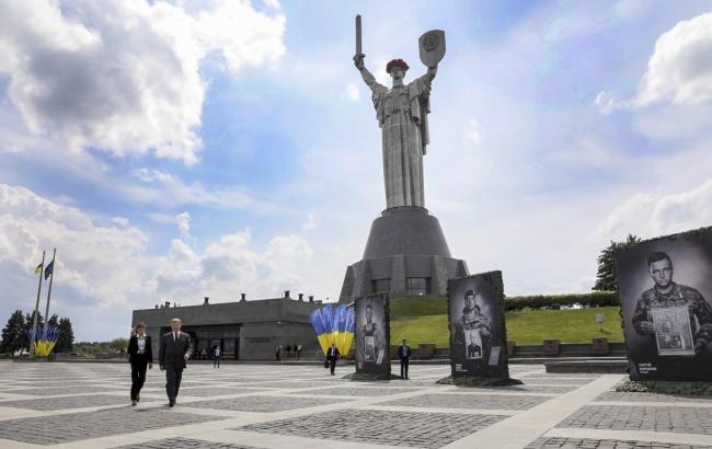 Порошенко анонсировал конкурс проекта Мемориала украинских героев