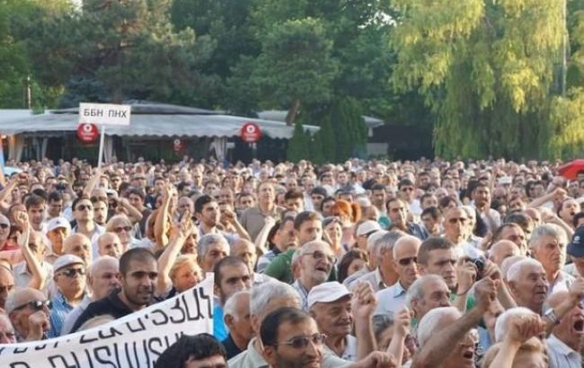 В Ереване активисты сооружают защиту от полицейских из мусорных баков