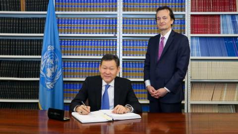 Казахстан подписал договор о запрете ядерного оружия