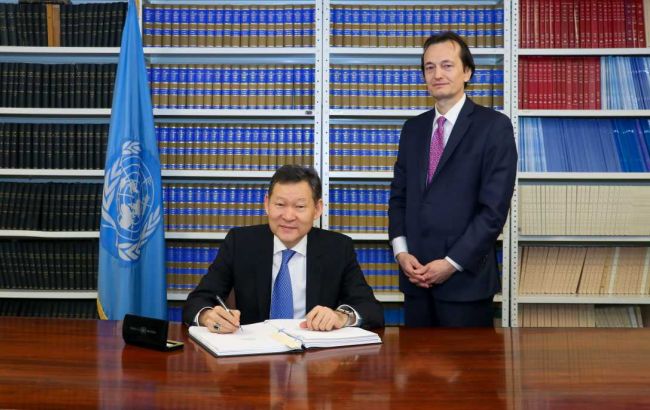 Казахстан підписав договір про заборону ядерної зброї