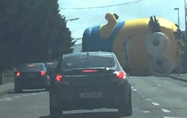 У Дубліні 12-метровий міньйон заблокував рух